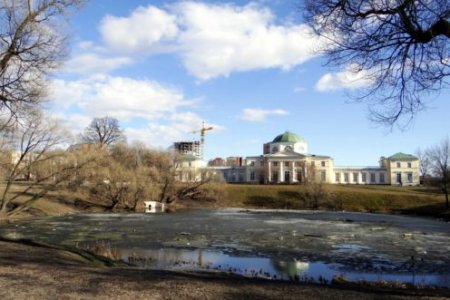 Решением суда было приостановлено возведение дома на Ульянке