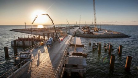 К мосту, что будет проходить через Керченский пролив, начали возводить подход для автомобильного транспорта