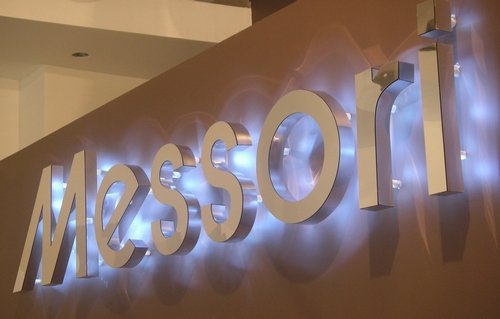 Как спроектировать рекламную вывеску в Красногорске, чтобы она выделялась